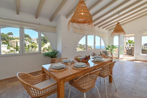 Cala Serena Geweldige en klassieke villa in Benitachell, Costa Blanca, Spanje met privézwembad voor 6 personen. Het huis ligt in een residentiële strandzone, op 3 km van het strand Cala Moraig en 3 km van Poble Nou de Benitachell....