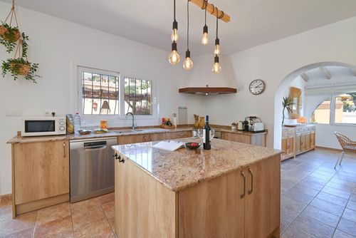Cala Serena Prachtige en klassieke villa met privézwembad in Benitachell, Costa Blanca, Spanje voor 6 personen. Het huis is gelegen in een woonstrandgebied, 3 km van het strand Cala Moraig en 3 km van Poble Nou de Benitachell....