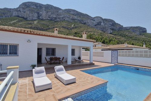 Casa Menta Denia Mooie en comfortabele villa met privézwembad in Denia, Costa Blanca, Spanje voor 6 personen. Het huis is gelegen in een kust-, residentieel en bergachtig gebied en ligt op 4 km van het strand van Las Marinas....