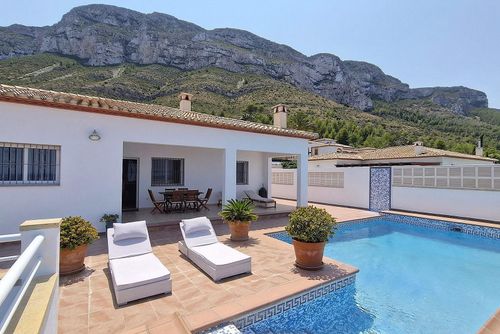 Casa Menta Denia Hermosa y cómoda villa con piscina privada en Denia, Costa Blanca, España, para 6 personas. La casa está situada en una zona costera, residencial y montañosa, y se encuentra a 4 km de la playa de Las Marinas....