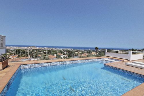 Casa Menta Denia Magnifique et confortable villa à Denia, Costa Blanca, Espagne, avec piscine privée pour 6 personnes. La maison est située dans une zone côtière, résidentielle et montagneuse, à 4 km de la plage de Las Marinas....