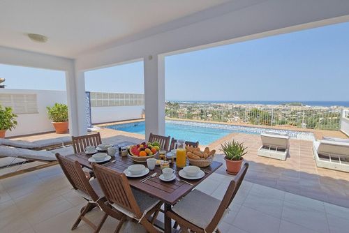 Casa Menta Denia Schöne und komfortable Villa in Denia, Costa Blanca, Spanien mit einem privaten Pool für 6 Personen. Das Haus befindet sich in einem Küsten-, Wohn- und Berggebiet und ist 4 km vom Strand Las Marinas entfernt....