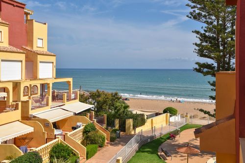 Denimar Prachtig en klassiek appartement in Denia, Costa Blanca, Spanje met gemeenschappelijk zwembad voor 6 personen. Het appartement bevindt zich in een residentiële strandwijk, dicht bij supermarkten, op 25 meter van Playa de L'Estanyo strand, op 4 kilometer van El Vergel en op 25 meter van de Middellandse Zee....