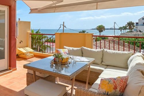 Denimar Wunderschöne und klassische Wohnung mit Gemeinschaftspool in Denia, Costa Blanca, Spanien für 6 Personen. Die Wohnung befindet sich in einem Wohngebiet am Strand, in der Nähe von Supermärkten, 25 Meter vom Strand Playa de L'Estanyo, 4 km von El Vergel und 25 Meter vom Mittelmeer entfernt....