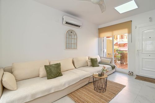 Denimar Maravilloso y clásico apartamento con piscina comunitaria en Denia, Costa Blanca, España para 6 personas. El apartamento está situado en una zona residencial de playa, cerca de supermercados, a 25 metros de la playa de L'Estanyo, a 4 km de El Vergel y a 25 metros del Mediterráneo....