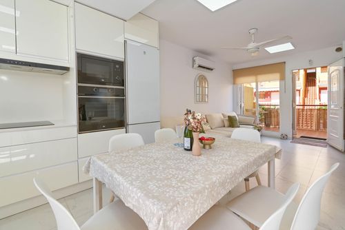 Denimar Wunderschöne und klassische Wohnung mit Gemeinschaftspool in Denia, Costa Blanca, Spanien für 6 Personen. Die Wohnung befindet sich in einem Wohngebiet am Strand, in der Nähe von Supermärkten, 25 Meter vom Strand Playa de L'Estanyo, 4 km von El Vergel und 25 Meter vom Mittelmeer entfernt....