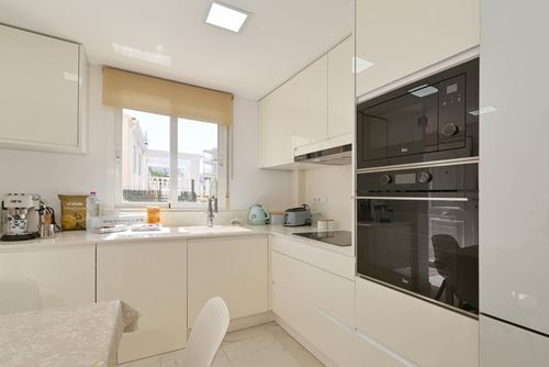 Denimar Appartement merveilleux et classique avec piscine commune à Denia, Costa Blanca, Espagne pour 6 personnes. L'appartement est situé dans une zone résidentielle près de la plage, à proximité des supermarchés, à 25 mètres de la plage de L'Estanyo, à 4 kilomètres d'El Vergel et à 25 mètres de la Méditerranée....