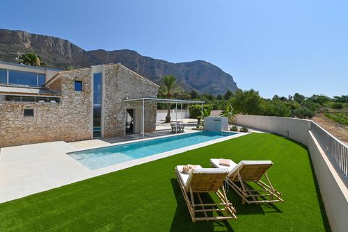La de Ros Moderne en vrolijke villa met privézwembad in Xàbia, Costa Blanca, Spanje voor 6 personen. Het huis is gelegen in een residentiële strandwijk....