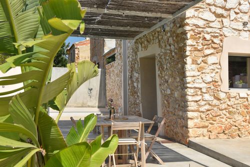 La de Ros Moderne en vrolijke villa met privézwembad in Xàbia, Costa Blanca, Spanje voor 6 personen. Het huis is gelegen in een residentiële strandwijk....