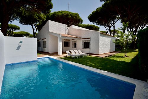 Andorra Klassische und komfortable Villa in Conil de la Frontera, Costa de la Luz, Spanien, mit privatem Pool für 6 Personen. Das Haus befindet sich in einem Wohngebiet in Strandnähe, 1 km vom Strand Roche und 1 km vom Atlantischen Ozean entfernt....