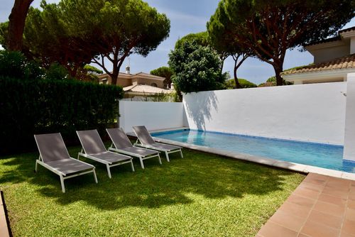 Andorra Klassische und komfortable Villa in Conil de la Frontera, Costa de la Luz, Spanien, mit privatem Pool für 6 Personen. Das Haus befindet sich in einem Wohngebiet in Strandnähe, 1 km vom Strand Roche und 1 km vom Atlantischen Ozean entfernt....