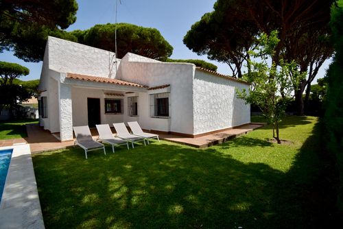 Andorra Clásica y cómoda villa en Conil de la Frontera, Costa de la Luz, España, con piscina privada para 6 personas. La casa está situada en una zona residencial de playa, a 1 km de la playa de Roche y a 1 km del Océano Atlántico....