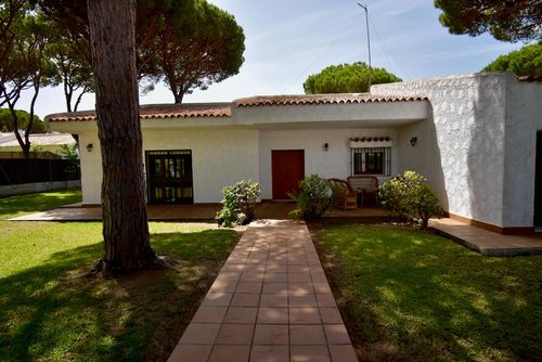 Andorra Villa classique et confortable à Conil de la Frontera, Costa de la Luz, Espagne, avec piscine privée pour 6 personnes. La maison est située dans une zone résidentielle proche de la plage, à 1 km de la plage de Roche et à 1 km de l'océan Atlantique....