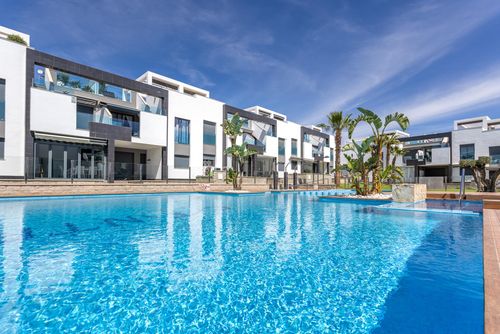 Oasis Beach Thaini Apartamento moderno y cómodo con piscina comunitaria en Punta Prima, Costa Blanca, España, para 4 personas. El apartamento se encuentra en una zona costera y residencial, a 3 km de la playa Playa Punta Prima....