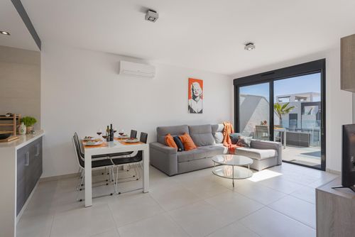 Oasis Beach Thaini Apartamento moderno y cómodo con piscina comunitaria en Punta Prima, Costa Blanca, España, para 4 personas. El apartamento se encuentra en una zona costera y residencial, a 3 km de la playa Playa Punta Prima....