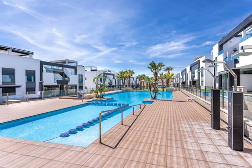 Oasis Beach Thaini Apartamento moderno y cómodo con piscina comunitaria en Punta Prima, Costa Blanca, España, para 4 personas. El apartamento se encuentra en una zona costera y residencial, a 3 km de la playa Playa Punta Prima....
