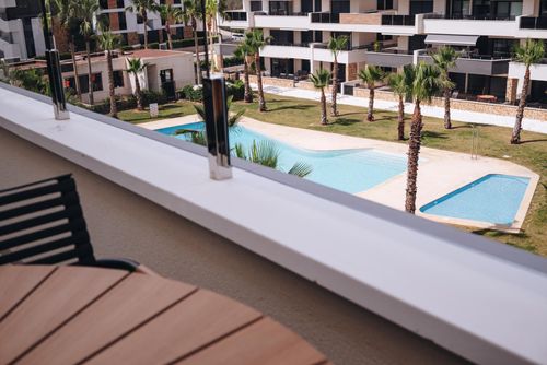 Amanecer IX Penthouse Apartamento moderno y cómodo con piscina comunitaria en Orihuela Costa, Costa Blanca, España, para 4 personas. El apartamento se encuentra en una zona costera y residencial, cerca de tiendas y supermercados....