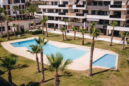Amanecer IX Penthouse Apartamento moderno y cómodo con piscina comunitaria en Orihuela Costa, Costa Blanca, España, para 4 personas. El apartamento se encuentra en una zona costera y residencial, cerca de tiendas y supermercados....