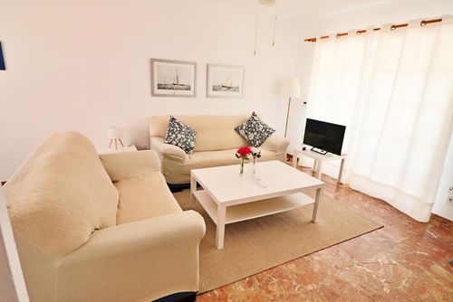 Antequera 49 Casa de vacaciones en La Cala de Mijas, Andalucía, España para 6 personas. La casa está situada cerca de restaurantes y bares, tiendas y supermercados, y a 100 m de la playa de La Cala....