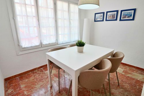 Antequera 49 Casa de vacaciones en La Cala de Mijas, Andalucía, España para 6 personas. La casa está situada cerca de restaurantes y bares, tiendas y supermercados, y a 100 m de la playa de La Cala....
