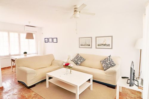 Antequera 49 Casa de vacaciones en La Cala de Mijas, Andalucía, España para 6 personas. La casa está situada cerca de restaurantes y bares, tiendas y supermercados, y se encuentra a 100 m de la playa de La Cala....