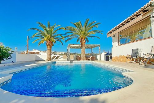 Villa Esmeralda by Solidays Wundervolle und charmante Villa in Moraira, Costa Blanca, Spanien, mit privatem Pool für 4 Personen. Das Haus befindet sich in einer Küsten- und Wohngegend, in der Nähe von Restaurants und Bars und 2 km vom Strand Ampolla entfernt....