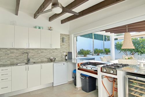 Villa Esmeralda by Solidays Schöne und ansprechende Villa mit privatem Pool in Moraira, Costa Blanca, Spanien für 4 Personen. Das Haus befindet sich in einer Küsten- und Wohngegend, in der Nähe von Restaurants und Bars und 2 km vom Strand Ampolla entfernt....