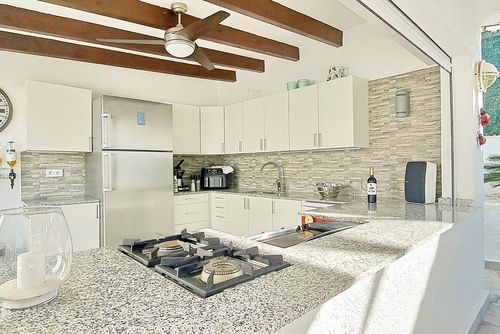 Villa Esmeralda by Solidays Prachtige en leuke villa met privézwembad in Moraira, Costa Blanca, Spanje voor 4 personen. Het huis is gelegen in een kust- en woongebied, dichtbij restaurants en bars en op 2 km van het Ampolla-strand....