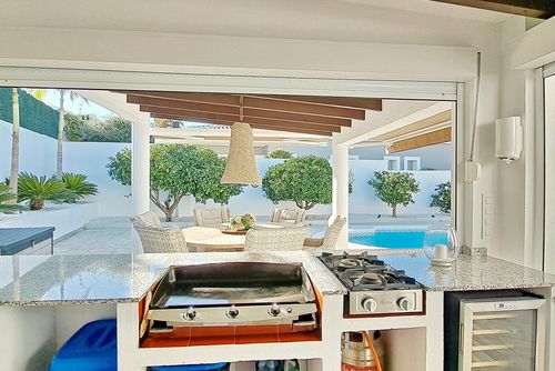 Villa Esmeralda by Solidays Encantadora y hermosa villa con piscina privada en Moraira, Costa Blanca, España, para 4 personas. La casa se encuentra en una zona costera y residencial, cerca de restaurantes y bares, y a 2 km de la playa de Ampolla....