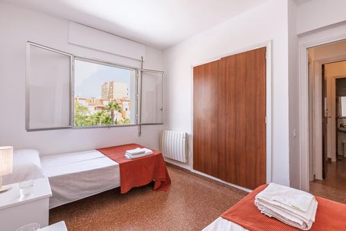 La Llave Schöne und angenehme Wohnung mit einem Gemeinschaftspool in Javea, Costa Blanca, Spanien für 6 Personen. Die Wohnung befindet sich in der Nähe von Restaurants, Bars und Geschäften und ist nur 50 m vom Playa Primer Muntanyar Benissero Strand entfernt....