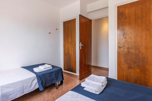 La Llave Schöne und angenehme Wohnung mit einem Gemeinschaftspool in Javea, Costa Blanca, Spanien für 6 Personen. Die Wohnung befindet sich in der Nähe von Restaurants, Bars und Geschäften und ist nur 50 m vom Playa Primer Muntanyar Benissero Strand entfernt....