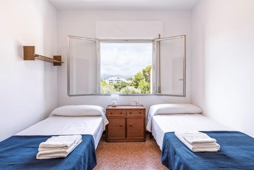 La Llave Lovely and pleasant apartment with a communal pool in Javea, Costa Blanca, Spain for 6 persons. The apartment is situated close to restaurants, bars, and shops and is 50 m from Playa Primer Muntanyar Benissero beach....