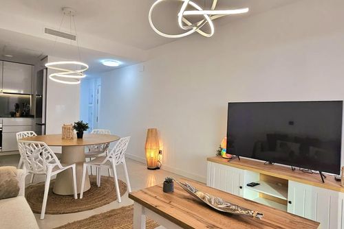 Alexia 3BR Beach Stay Прекрасная и роскошная квартира с общим бассейном в Кальпе, Коста-Бланка, Испания, для 6 человек. Квартира расположена в прибрежной и городской зоне, рядом с ресторанами и барами, магазинами, супермаркетами и теннисным кортом, в 500 м от пляжа....