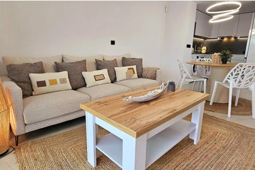 Alexia 3BR Beach Stay Прекрасная и роскошная квартира с общим бассейном в Кальпе, Коста-Бланка, Испания, для 6 человек. Квартира расположена в прибрежной и городской зоне, рядом с ресторанами и барами, магазинами, супермаркетами и теннисным кортом, в 500 м от пляжа....