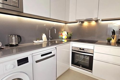 Alexia 3BR Beach Stay Прекрасная и роскошная квартира с общим бассейном в Кальпе, Коста-Бланка, Испания, для 6 человек. Квартира расположена в прибрежной и городской зоне, рядом с ресторанами и барами, магазинами, супермаркетами и теннисным кортом, в 500 м от пляжа....