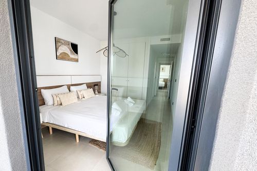 Alexia 3BR Beach Stay Прекрасная и роскошная квартира с общим бассейном в Кальпе, Коста-Бланка, Испания, для 6 человек. Квартира расположена в прибрежной и городской зоне, рядом с ресторанами и барами, магазинами, супермаркетами и теннисным кортом, в 500 м от пляжа....