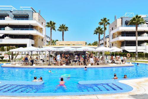 Flamenca Village Geräumige und komfortable Wohnung mit Gemeinschaftspool in Orihuela Costa, Costa Blanca, Spanien, für 4 Personen. Die Wohnung befindet sich in einer Ferienanlage mit einer Bar und einem Restaurant, in einem Wohngebiet am Strand, in der Nähe von Geschäften und Supermärkten und 1 km vom Strand entfernt....