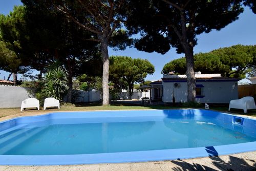 Feliz Modern and comfortable villa with private pool in Chiclana de la Frontera, Costa de la Luz, Spain for 6 persons. The house is situated in a residential beach area, close to restaurants and bars, shops and supermarkets, 3 km from La Barrosa beach....