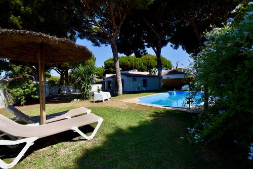 Feliz Modern and comfortable villa with private pool in Chiclana de la Frontera, Costa de la Luz, Spain for 6 persons. The house is situated in a residential beach area, close to restaurants and bars, shops and supermarkets, 3 km from La Barrosa beach....