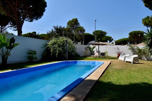 Feliz Moderna y cómoda villa en Chiclana de la Frontera, Costa de la Luz, España, con piscina privada para 6 personas. La casa está situada en una zona residencial de playa, cerca de restaurantes y bares, tiendas y supermercados, a 3 km de la playa de La Barrosa y a 3 km de La Barrosa....