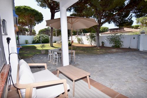 Feliz Modern and comfortable villa in Chiclana de la Frontera, Costa de la Luz, Spain with private pool for 6 persons. The house is situated in a residential beach area, close to restaurants and bars, shops and supermarkets, 3 km from La Barrosa beach and 3 km from La Barrosa....