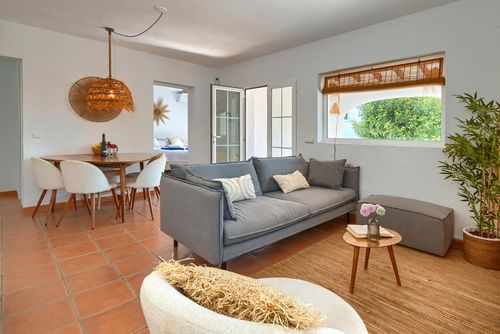 Tres Corazones 6 pax Wonderful and classic villa with private pool in Moraira, Costa Blanca, Spain for 6 people. The house is situated in a coastal and residential area, close to shops, at 1 km from Les Platgetes Beach and at 1 km from the Mediterranean Sea....