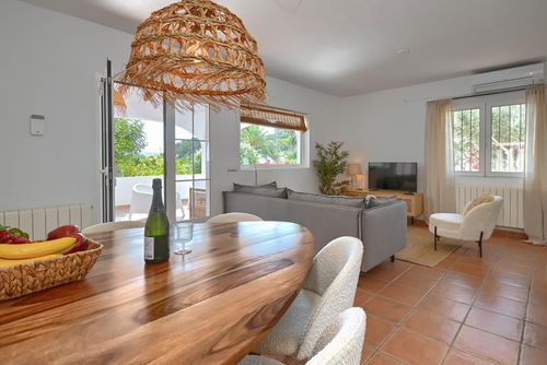 Tres Corazones 6 pax Superbe et classique villa avec piscine privée à Moraira, Costa Blanca, Espagne, pour 6 personnes. La maison est située dans un quartier résidentiel et côtier, proche des commerces, à 1 km de la plage Les Platgetes et à 1 km de la mer Méditerranée....