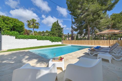 Tres Corazones 4 pax Maravillosa y clásica villa con piscina privada en Moraira, Costa Blanca, España para 4 personas. La casa está situada en una zona costera y residencial, cerca de tiendas, a 1 km de la playa de Les Platgetes y a 1 km del Mediterráneo....