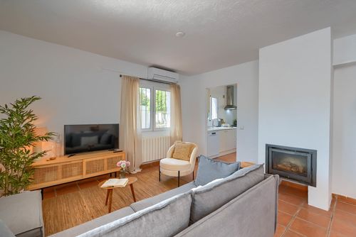 Tres Corazones 4 pax Maravillosa y clásica villa en Moraira, Costa Blanca, España con piscina privada para 4 personas. La casa está situada en una zona costera y residencial, cerca de tiendas, a 1 km de la Playa Les Platgetes y a 1 km del Mar Mediterráneo....