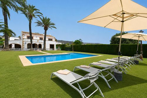 Riu Rau Grande et classique villa avec piscine privée à Jávea, Costa Blanca, Espagne pour 14 personnes. La maison est située dans une zone résidentielle de plage et à 3 km de la plage de Playa de La Grava....