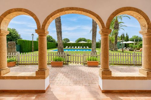 Riu Rau Stor og klassisk villa med privat basseng i Jávea, Costa Blanca, Spania for 14 personer. Huset ligger i et boligområde nær stranden, kun 3 km fra Playa de La Grava-stranden....
