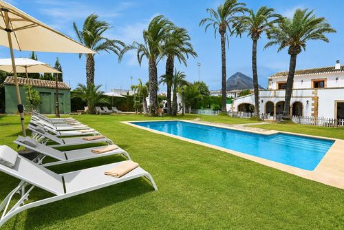Riu Rau Grote en klassieke villa met privézwembad in Jávea, Costa Blanca, Spanje voor 14 personen. Het huis is gelegen in een residentiële strandomgeving en op 3 km van het strand Playa de La Grava....
