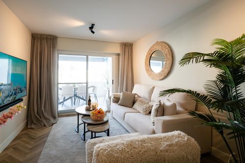 Esmeralda 2 Beachside Prachtig en luxueus appartement in Calpe, Costa Blanca, Spanje met gemeenschappelijk zwembad voor 6 personen. Het appartement bevindt zich in een vakantiecomplex, in een woonwijk aan het strand, dichtbij restaurants en bars, winkels en supermarkten, op 50 m van het Playa de la Fossa strand, op 4 km van het centrum van Calpe en op 50 m van de Middellandse Zee....