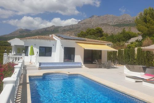 Casa Serena Moderna y cómoda villa de lujo con piscina privada en Altea, Costa Blanca, España para 8 personas. La villa se encuentra a 4 km de la playa Playa La Olla....